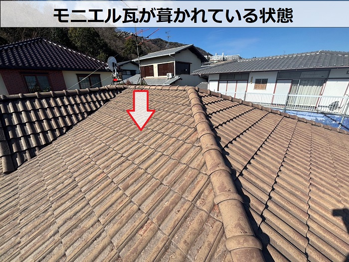 モニエル瓦が葺かれている様子